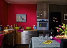 Dzielni kolory i elementy przyciągające wzrok do kuchni. 6 jasne pomysły