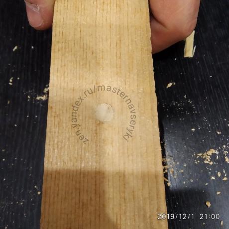 Włókno klin powinien być zgodny z włókien drewna.