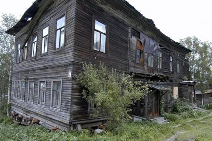 Przykładem starego domu (źródło obrazu - Yandex-pictures)