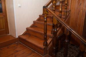 Drewniane schody w domu i nie dają się na nich w czasie,