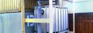 Powierzchnia zbiornika septycznego pojemników sześciennych: własne ręce