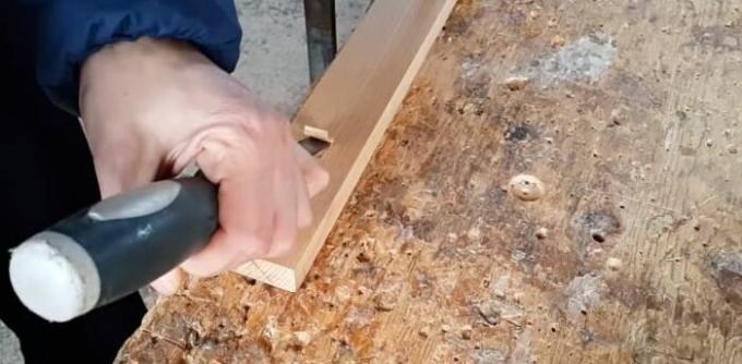 Ostrożnie usuń kawałek drewna dłutem, ale nie do końca