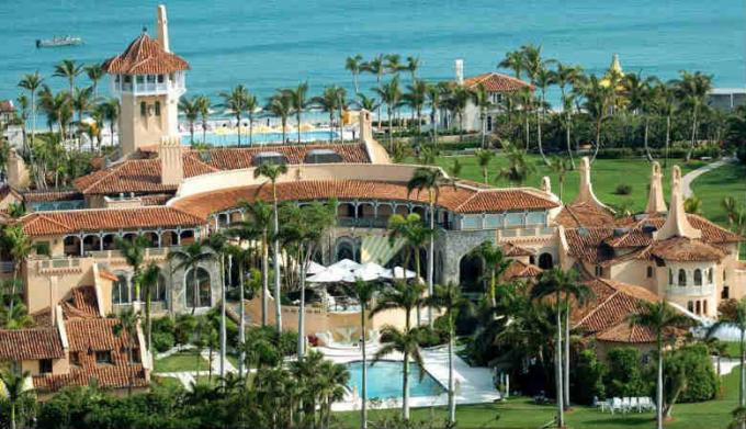 Mar-a-Lago w Palm Beach. Prywatny hotel Club. Powiedzmy, szacuje się na 200 milionów dolarów. $. To sprawia, że ​​zysk w wysokości $ 15 milionów euro. Dolarów rocznie. (Źródło Obrazu - Yandex-pictures)