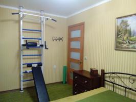 Jak zorganizować przestrzeń małej sypialni: przestronna szafa, podwójne łóżko oraz przestrzeń dla kondycji