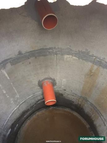 Powietrze odbiera „grzyby” zamontowany na polu filtru, a następnie przechodzi przez komorę zbiornika septycznego i odprowadzany przez rury kanalizacyjnej do dachu domu.