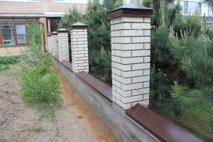 Słupków ogrodzenia z cegły. Wskazówki dotyczące budynku