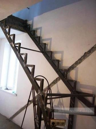 Metalowa rama do drewnianych schodów.