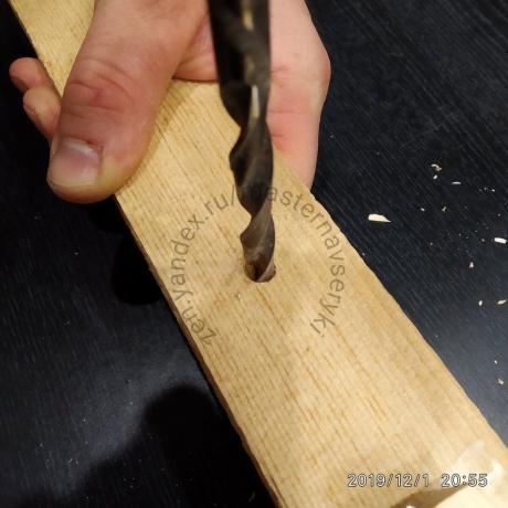 Fazowanie jest konieczne w celu zapewnienia, że ​​łeb śruby jest całkowicie zagłębiona w drewnie.
