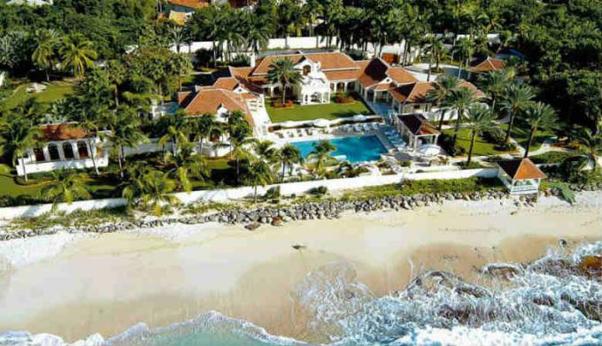 Le Chateau de Palmer w St. Maarten. 45 prezydent USA siebie, nazywa tę willę „jeden z największych prywatnych domach na całym świecie.” Cena za wynajem uderzeniami jest 28000 Amerykański pieniędzy. Czynsz jest możliwe przez co najmniej 5 dni. (Źródło Obrazu - Yandex-pictures)
