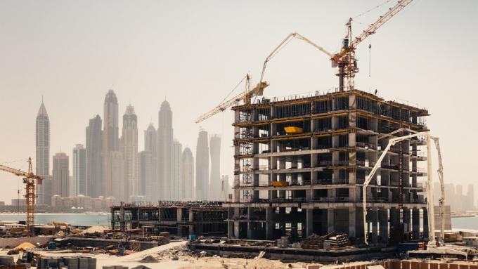 Proces budowy wieżowca w Zjednoczonych Emiratach Arabskich