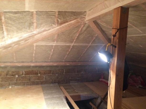 Izolacja termiczna dachu z instalacją paroizolacji.
