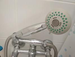 Przydatne sztuczki do łazienki: oszczędność wody o 60%, biała stawy kafle, rozdrobnione płytek, zatkane w łazience
