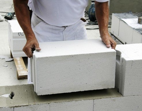 Grube szew zmniejsza współczynnik oporu cieplnego ścian betonowych bloków 25%, co prowadzi do zwiększenia kosztów ogrzewania.