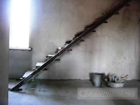 Metalowa rama dla schodów z rękami