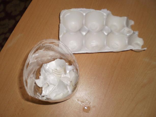 Jako drenaż można używać tacek jajowych z pianki, które muszą być kruszone w małe kawałki. 