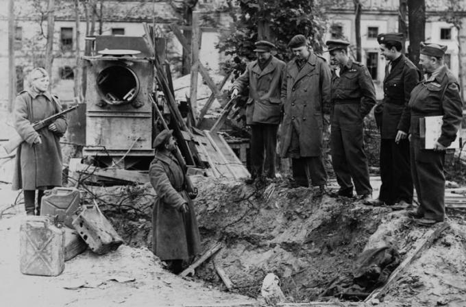 Pit, gdzie został pochowany Fuhrera i puszek Spośród benzyny. maj 1945