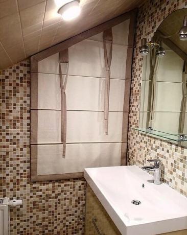 Przykłady dekoracji okna w łazience Roman i plisowane zasłony