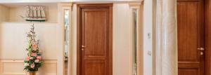 Drzwi drewniane - przywodzą na myśl płytę budżetowej
