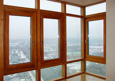 Drewniane panoramiczne okna w wieżowcu