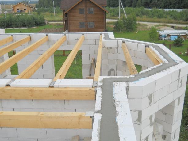 Na zdjęciu: Dwupiętrowy dom z betonu komórkowego drewniane belki w budowie