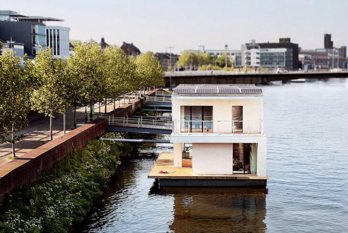 zdjęcia: https://architecture.ideas2live4.com/2015/08/08/autarkhome-a-fully-sustainable-houseboat/?amp
