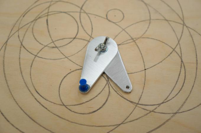 ze strony https://ibuildit.ca/tips/making-a-compact-compass/
