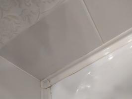 Linoleum na ścianach w łazience zamiast płytek: budżet i szybkie wykończenie bez szwów, pleśń