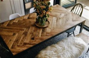 Może banalne drewniany stół, stają się duma w swoim wnętrzu? Łatwo. 6 oryginalne pomysły DIY