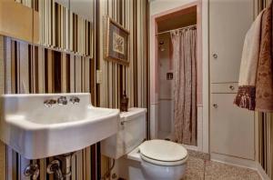 Unbanal i bezpiecznie! Włókniny tapety na ścianach łazienki. 6 Brilliant rozwiązania