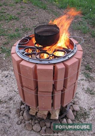  Domowy grill z metalu i cegły doskonale utrzymuje ciepło.