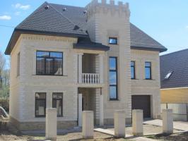 Budowa domu, gdzie cegły używane są nietypowe kolory - marmurkowe