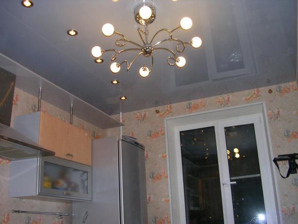 Podwieszany sufit w kuchni. Zdjęcia zrobione sledcomspb.ru