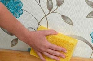 Jak prać i czyścić tapetę przed kurzem i brudem?