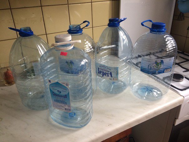 Plastikowe butelki chroni beczkę przed pękaniem
