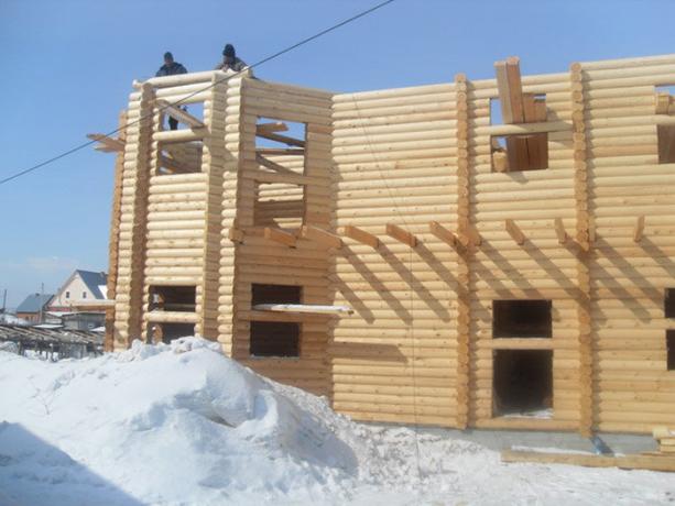 Budowa domu z drewna w okresie zimowym.