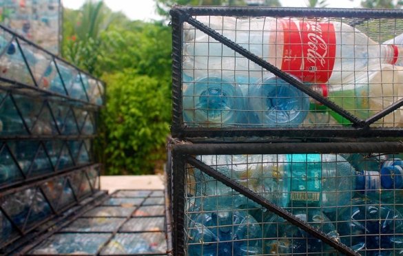 W jednym domu twórcy wziął 10 tys. plastikowe butelki.