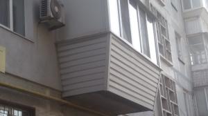 Balkon w mieszkaniu, krok po kroku proces naprawy, wystrój i funkcjonalność.