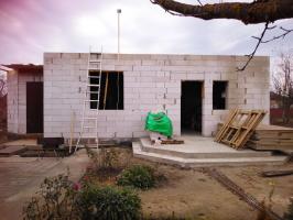 Budowa domu (przygotowanie do ścian murowanych)