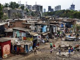 Śmieci to doskonały materiał budowlany do budowy domów w indyjskich slumsach