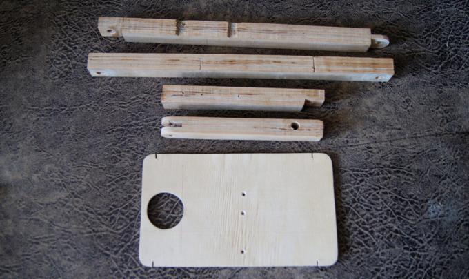 Szczegóły dotyczące płyty statywu - drewniane listwy i stojak