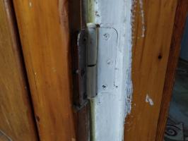 Częste złamania drzwi i okien, ponieważ są one naprawiane