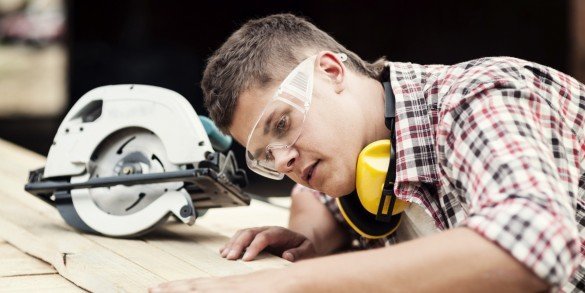 Pamiętaj, że podczas pracy w warsztacie nie powinien zaniedbywać sprzętu ochrony osobistej - rękawice ochronne, okulary, respiratory i tak dalej.