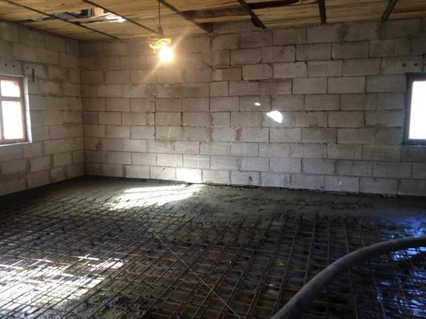 Proces betonowania płyty stropowej na pierwszym piętrze.