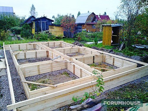 Stosując zasadę optymalizacji, tylko cena fundamentu pod domem została zmniejszona do 65 tys. rub.
