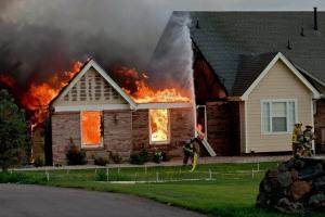 Jak chronić swój dom przed pożarem: zalecenia pros