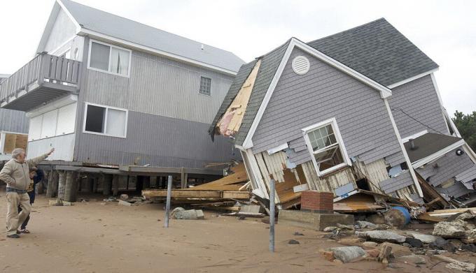Huragan Sandy, USA. Mężczyzna i dziecko nie wierzyli własnym oczom. Źródło zdjęcia: http://kratko-news.com/